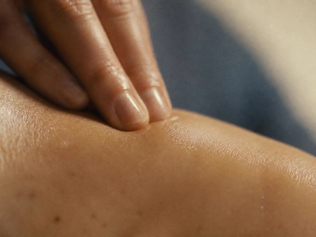 Vingertoppen die zacht drukken tijdens lichaamswerk